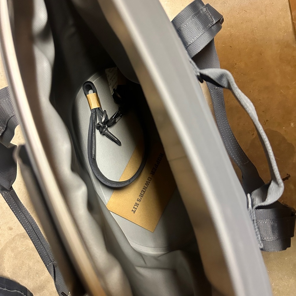 YETI Hopper M30 - Charcoal - Picture 2 of 4